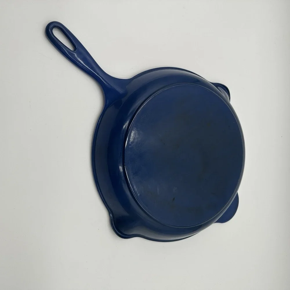 LE CREUSET Signature Enamelled Cast Iron Double Spouted Skillet Blueberry - Picture 5 of 8